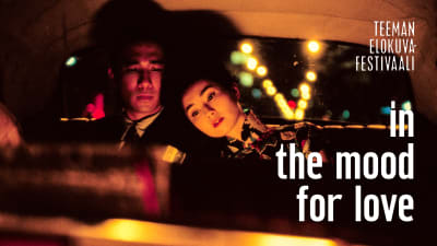 Mies ja nainen taksin takapenkillä tunnelmallisessa yövalossa. Kuvan päällä tekstit Teeman elokuvafestivaali ja In the mood for love.