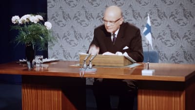 Presidentti Urho Kekkonen pitämässä uudenvuodenpuhetta 1.1.1962