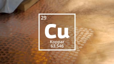 Den kemiska förkortningen för koppar är Cu, atomnummer 29. I bakgrunden en kopparplåt.