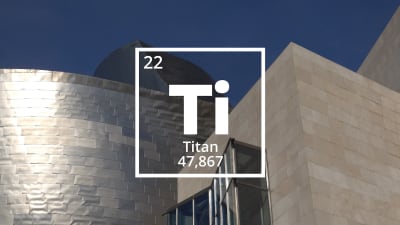 Den kemiska förkortningen för titan är Ti. I bakgrunden Guggenheimmuseet i Bilbao som har fasader i glas, titan och kalksten.