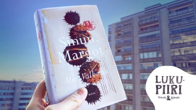 Meri Valkaman Sinun, Margot -romaani jonkun kädessä. Taustalla näkyy betonisia taloja ja alakulmassa on grafiikkaa, jossa lukee Lukupiiri Tulusto & Kylmälä.
