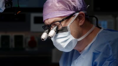 Plastiikkakirurgi Patrik Lassus korjaa potilaan nenän leikkauksella. 