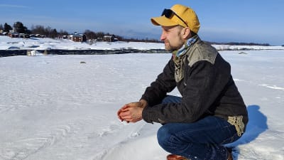 Pekka Juntti katsoo Tornionjoelle talvimaisemissa.