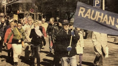 Fredsmarsch i Helsingfors. Barbara Savolainen går med i marschen