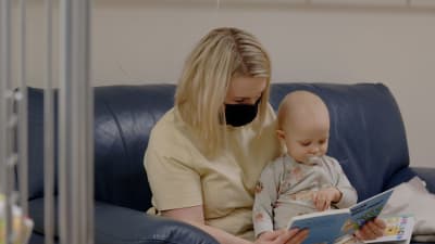 Malin lukee Emil-pojalleen iltasatua Raaseporin sairaalan unikoulussa.