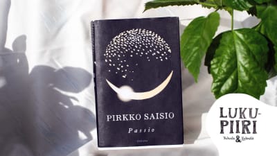 Pirkko Saision kirja Passio valkoisella taustalla, vieressä viherkasvi ja Lukupiiri Tulusto & Kylmälän graafinen logo.