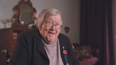 Iäkäs nainen nauraa