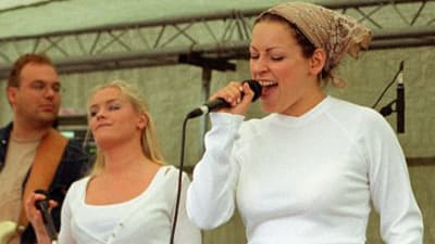 Jonna Kosonen (nyk. GeaGea) ja Erin Koistinen (nyk. Anttila) laulamassa Nylon Beatin keikalla.