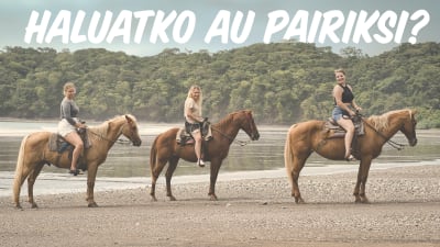 Kolme henkilöä hevosten selässä rannalla. Kuvan yläreunassa teksti "Haluatko au pairiksi?".