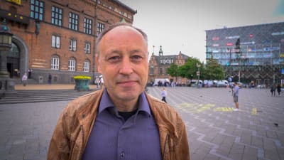 Kim Ahm tittar in i kameran på Rådhusplatsen.