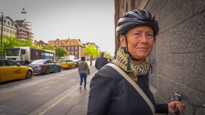 Melanie Muse har en cykelhjälm på sig och tittar in i kameran.