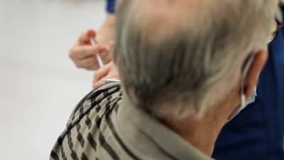 en äldre man vaccineras.