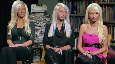 Tre tonårsflickor med blont hår sitter på rad, i en tv-studio.