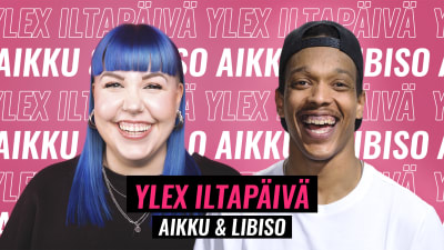 YleX:n radiojuontajat Aikku ja Libiso leveä hymy kasvoillaan.
