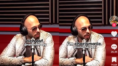 En skallig man i solglasögon talar in i en mikrofon i en studio. 