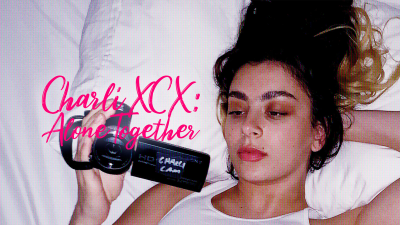 Charli XCX lähikuvassa kuvaa itseään, kuvassa tekstiä.