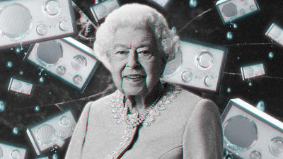 Mustavalkoinen kuva kuningatar Elisabet II:sta, jonka taustalla on radioita, joista vuotaa kyyneliä.