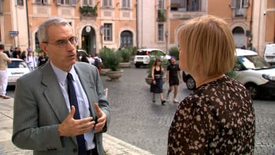 Den italienska forskaren Ettore Greco intervjuas av Yles Mette Nordström