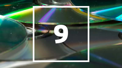 Siffran 9 i en ruta, i bakgrunden cd-skivor.