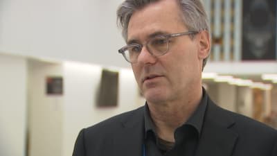 Personaldirektör blir intervjuad.