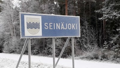 Skylt med texten "Seinäjoki".