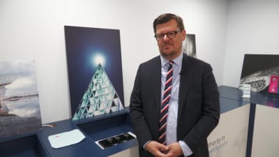 Talesmannen för Antwerpens diamanlobby framför ett utställningsbord med diamanter