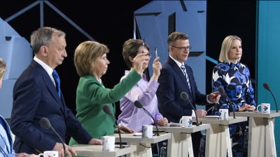 Puolueiden puheenjohtajat vaalikeskustelussa.