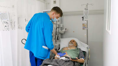 Akuuttilääkäri Riku Karhu tutkii Acutan päivystykseen saapuneen Nilsin, 76, keuhkoja.