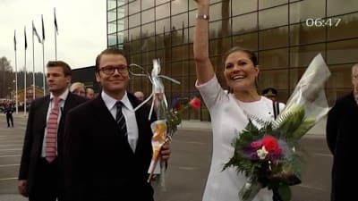 Prinssi Daniel ja Ruotsin kruununprinsessa Victoria tervehtivät suomalaisia vierailullaan.