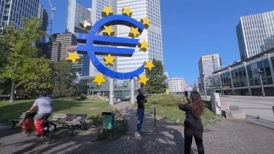 En staty som föreställer ett eurotecken i Frankfurt.