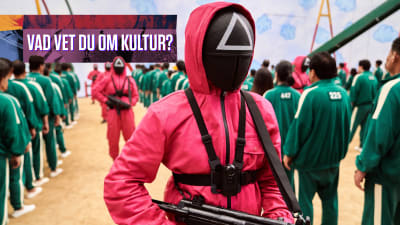 Maskerad väktare i pink overall med gevär.