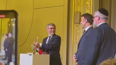 Macron deltar i Chanukkaceremoni. 