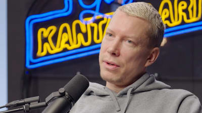 Kuvassa vaaleahiuksinen Ville Merinen studiossa nauhoittamassa Gogin kantabaari -podcastia.