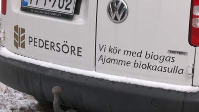 Pedersöre kommuns bil med texten: Vi kör på biogas.