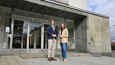 Studeranden och programledare Ina Mickos  och Otto Stenman utanför Svenska handelshögskolan i Helsingfors.