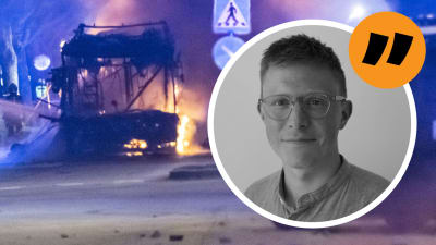 Nordenkorrespondent Lucas Dahlström med brinnande buss i bkgrunden. 