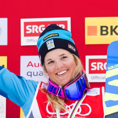 Anna Holmlund på prispallen i mars 2016.