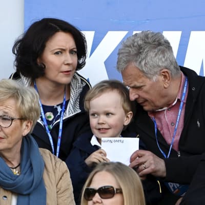 Presidentti Sauli Niinistö ja puoliso Jenni Haukio sekä heidän 4-vuotias Aaro-poikansa.