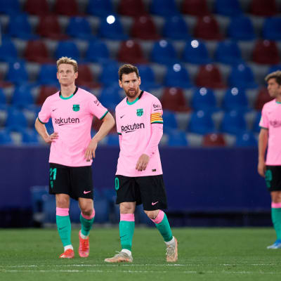 Frenkie de Jong ja Lionel Messi pettyneinä.