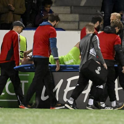 Niki Mäenpää PAOK-ottelussa.