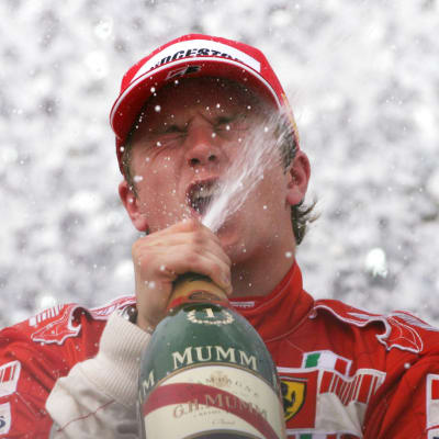 Kimi Räikkönen dricker champagne.