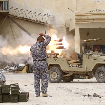 Jihadisterna lyckades inta en del av anläggningen i april. På bilden ser man irakiska regeringsstyrkor utanför raffinaderiet den 16 april.