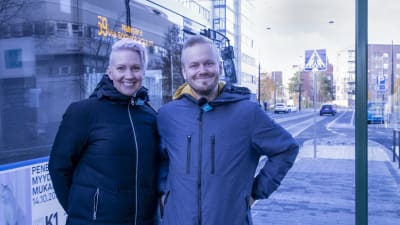 Hanna Kataja-Rahko ja Jyrki Hakanen bussipysäkillä.