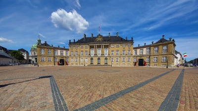 Danska drottningens hem, slottet Amalienborg i Köpenhamn.