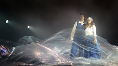 Elmer Bäck och Emma Klingenberg i Stormskärs Maja.