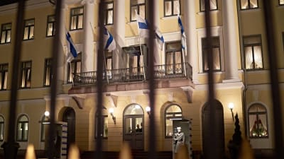 Presidentinlinna juhlavalaistuksessa
