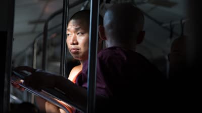 Två människor i buss i Burma