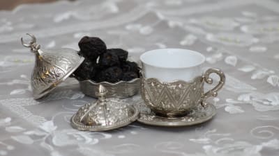 Dadlar och en kopp kaffe.