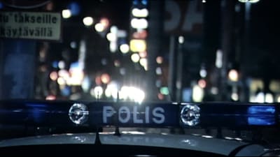 Polisbil i nattlig stad