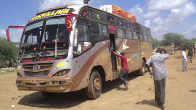 Sammanlagt 28 passagerare i den här bussen mördades nära staden Mandera i Kenya den 22 november.